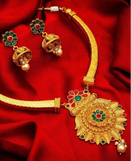 Picture of Good Looking Golden Necklace Set