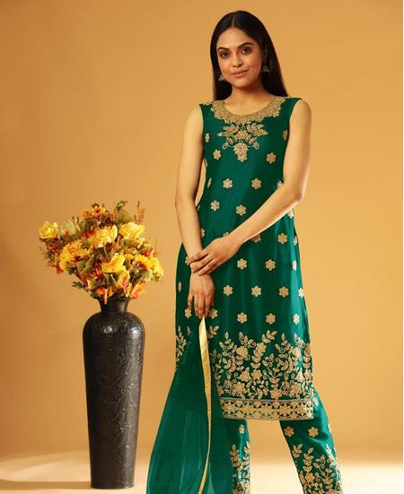 Picture of Good Looking Green Straight Cut Salwar Kameez