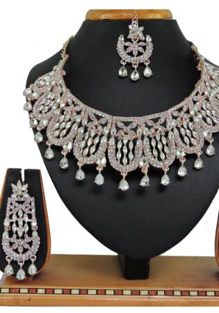 Picture of Resplendent White Necklace Set