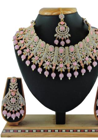 Picture of Resplendent Golden Necklace Set