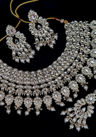 Picture of Grand White Necklace Set