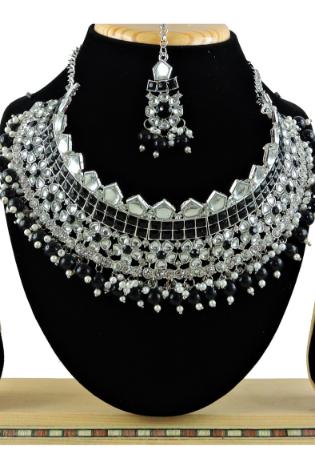 Picture of Shapely Black Necklace Set