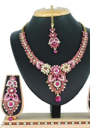 Picture of Enticing Rosy Brown Necklace Set