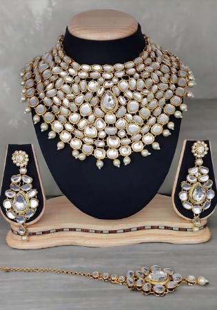 Picture of Pretty White Necklace Set