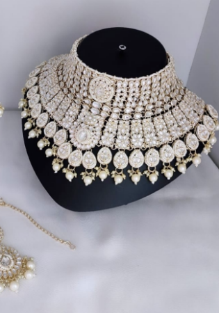 Picture of Grand Ghost White Necklace Set