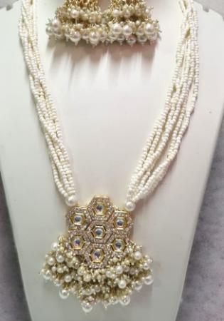 Picture of Sightly White Necklace Set