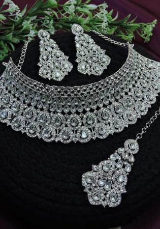 Picture of Exquisite Ghost White Necklace Set