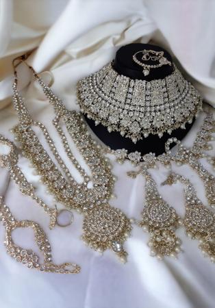Picture of Wonderful White Necklace Set