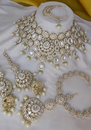 Picture of Statuesque Chiffon White Necklace Set