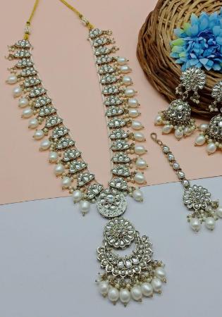 Picture of Stunning White Necklace Set