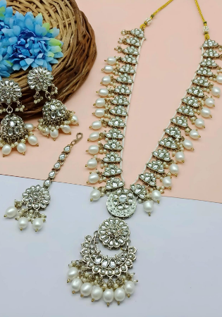 Picture of Shapely White Necklace Set