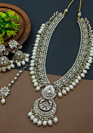 Picture of Taking White Necklace Set