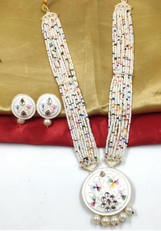 Picture of Fascinating Linen Necklace Set